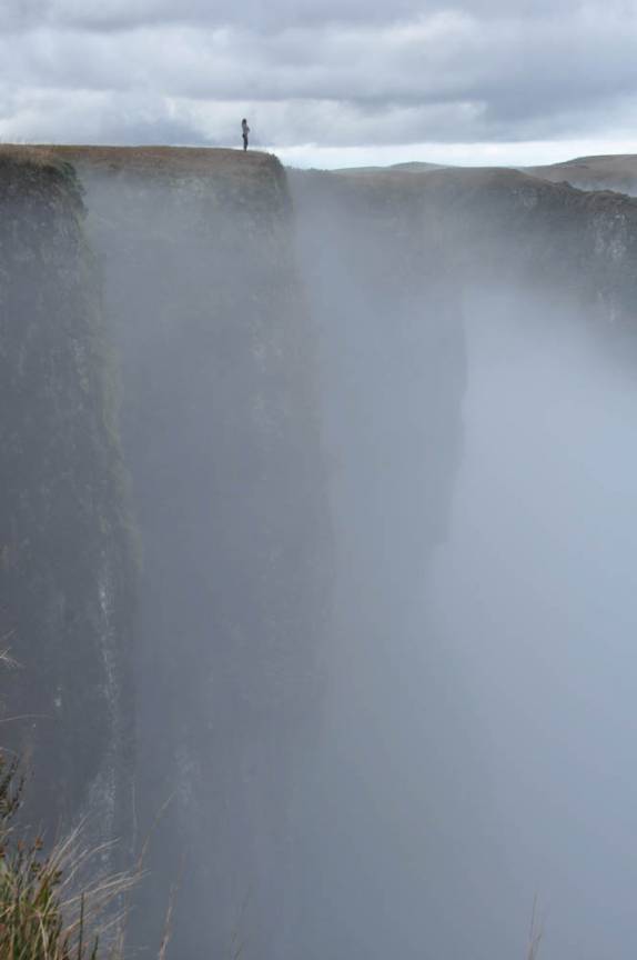 Sobre as paredes enevoadas do canyon Monte Negro, em São José dos Ausentes - RS